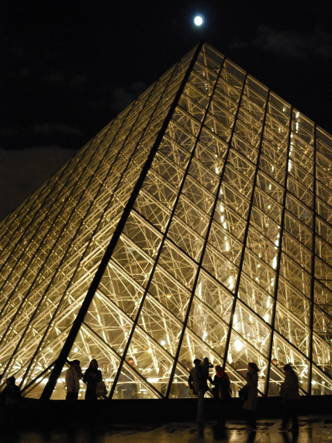 La pyramide du Louvre et la Lune